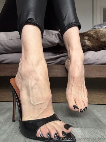 Bornroyal_feet