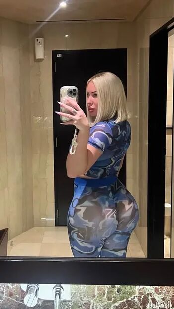 Bustyblondeharlow