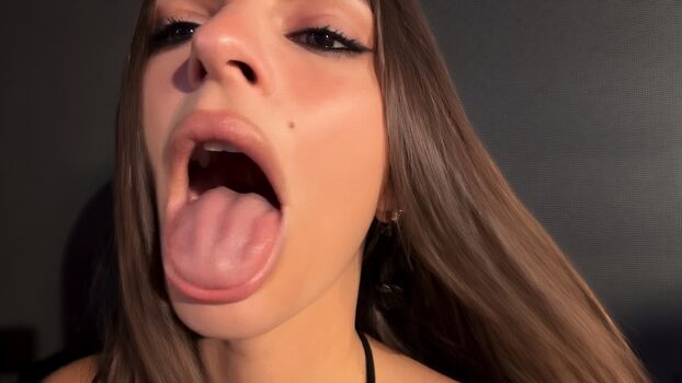 Emily Ratajkowski