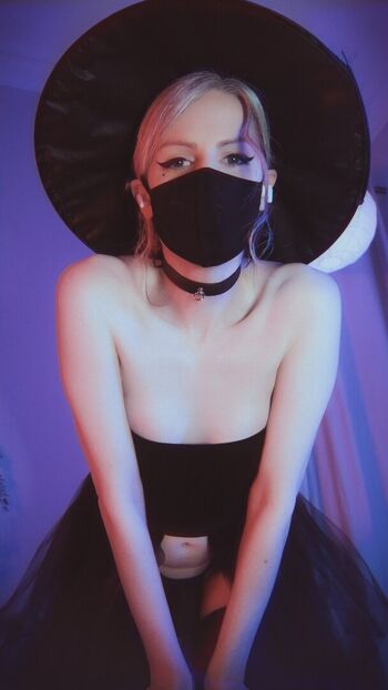 Your_witch_alba